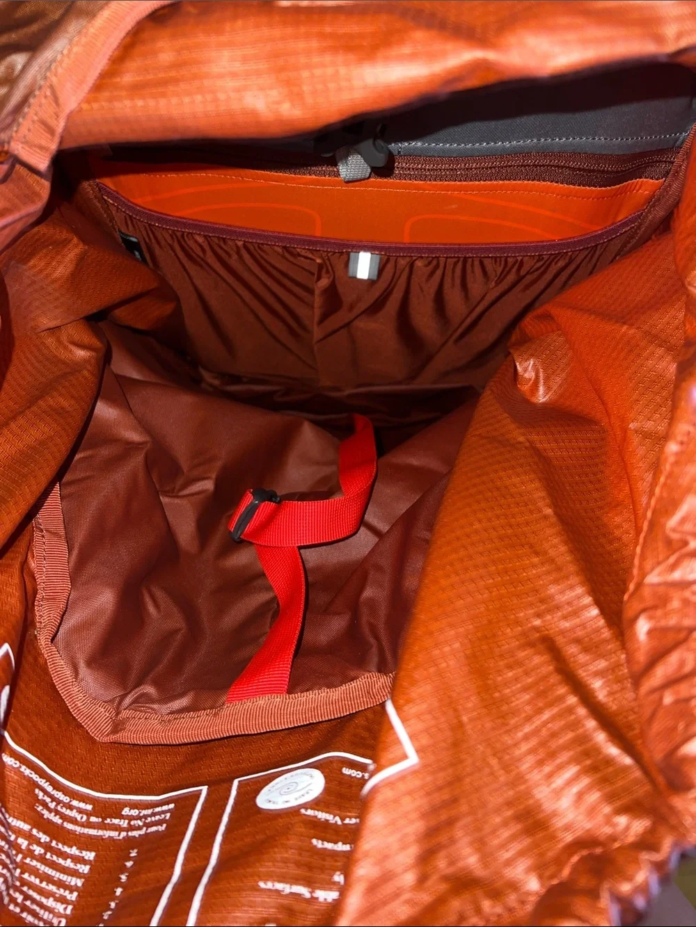 OSPREY Atmos 65 AG Backpack in rust and burgundy